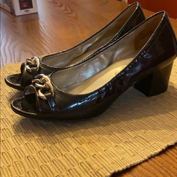 Sz 7 Me Too Navy Heels - Picture 2 of 4